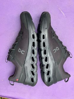 6y On Cloudleap shoes feature a sleek, all-black design with a breathable mesh upper and durable lacing system