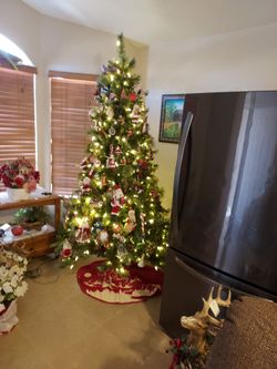 7 1/2 CHRISTMAS 🎄 TREE WITH LIGHTS