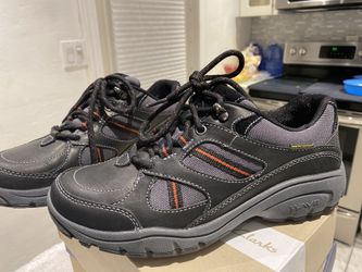 Brand new men’s 8 Clark’s wave