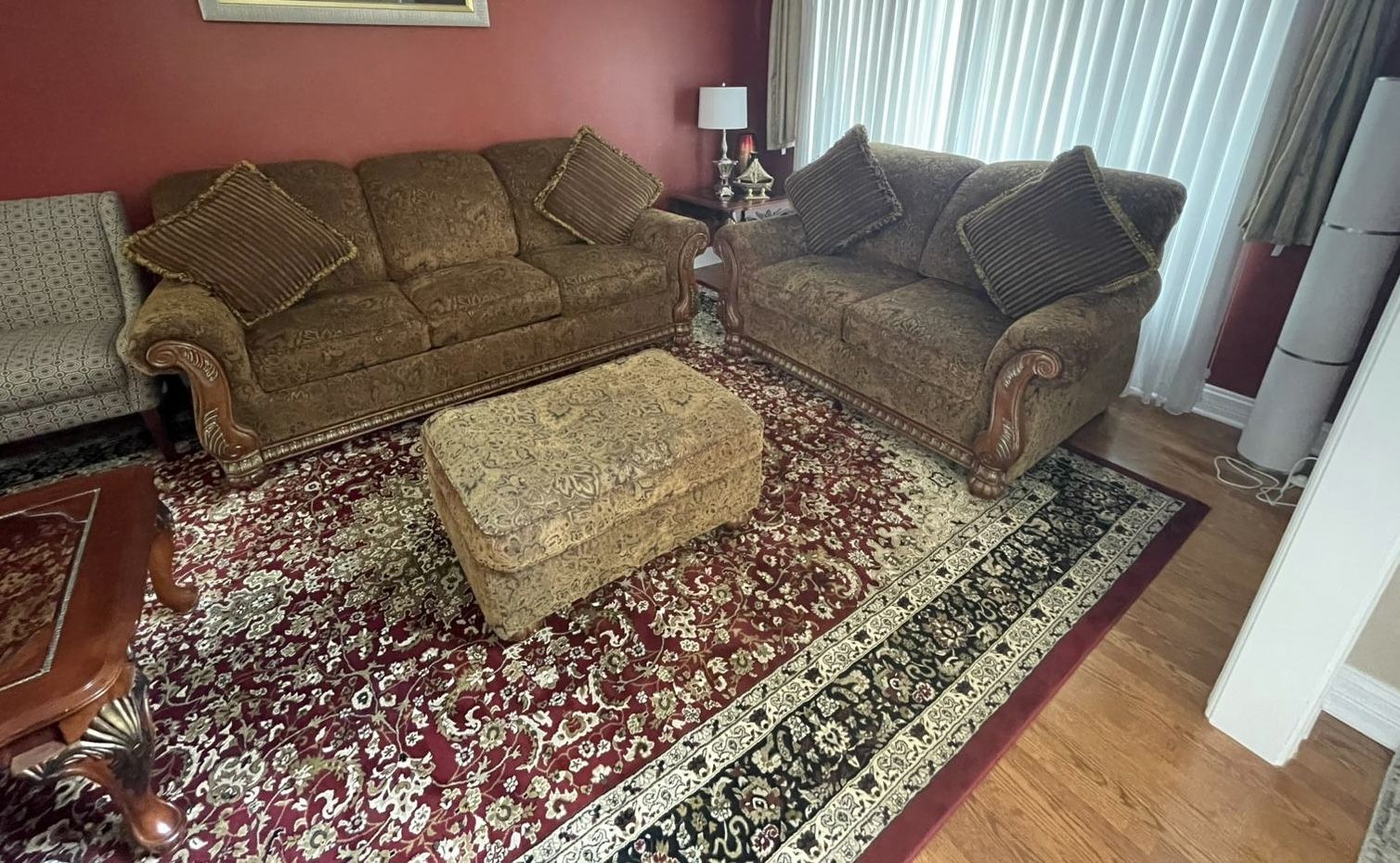 Complete Sofa Set In Excellent Condition