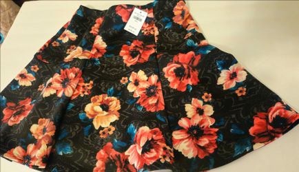 N. Peoria brand new Hollister junior small  floral skirt  Description has pickup location options