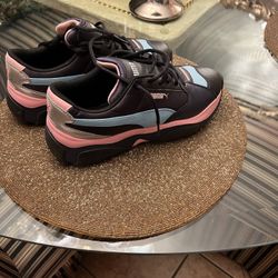 Women Shoes 👟 Pumas Size 8