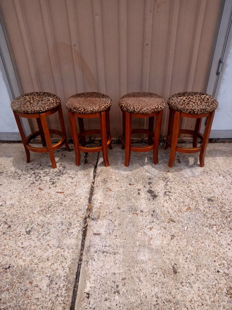 4 Matching Countertop Barstools