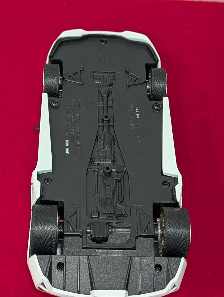 Jada 1/24 Scale Diecast Lamborghini Murcielago LP 640 White with Clear Plastic Display Showcase Collectible