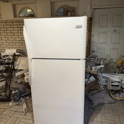 ❤️HAS ICEMAKER.🇺🇸EXCELLENT RUNNING WHITE 18 CU.FT. FRIDGE.😍WILL DELIVER FOR FEE.😻RUNS QUIETLY JUST LIKE BRAND NEW ONES RUN🎉HAS EVERYTHING IN IT N