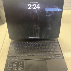 iPad Pro m4 13’ with keyboard