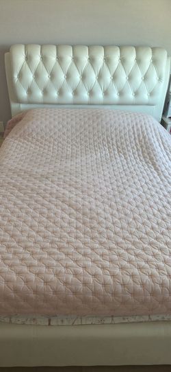 Queen bed for sale (mattress not included)