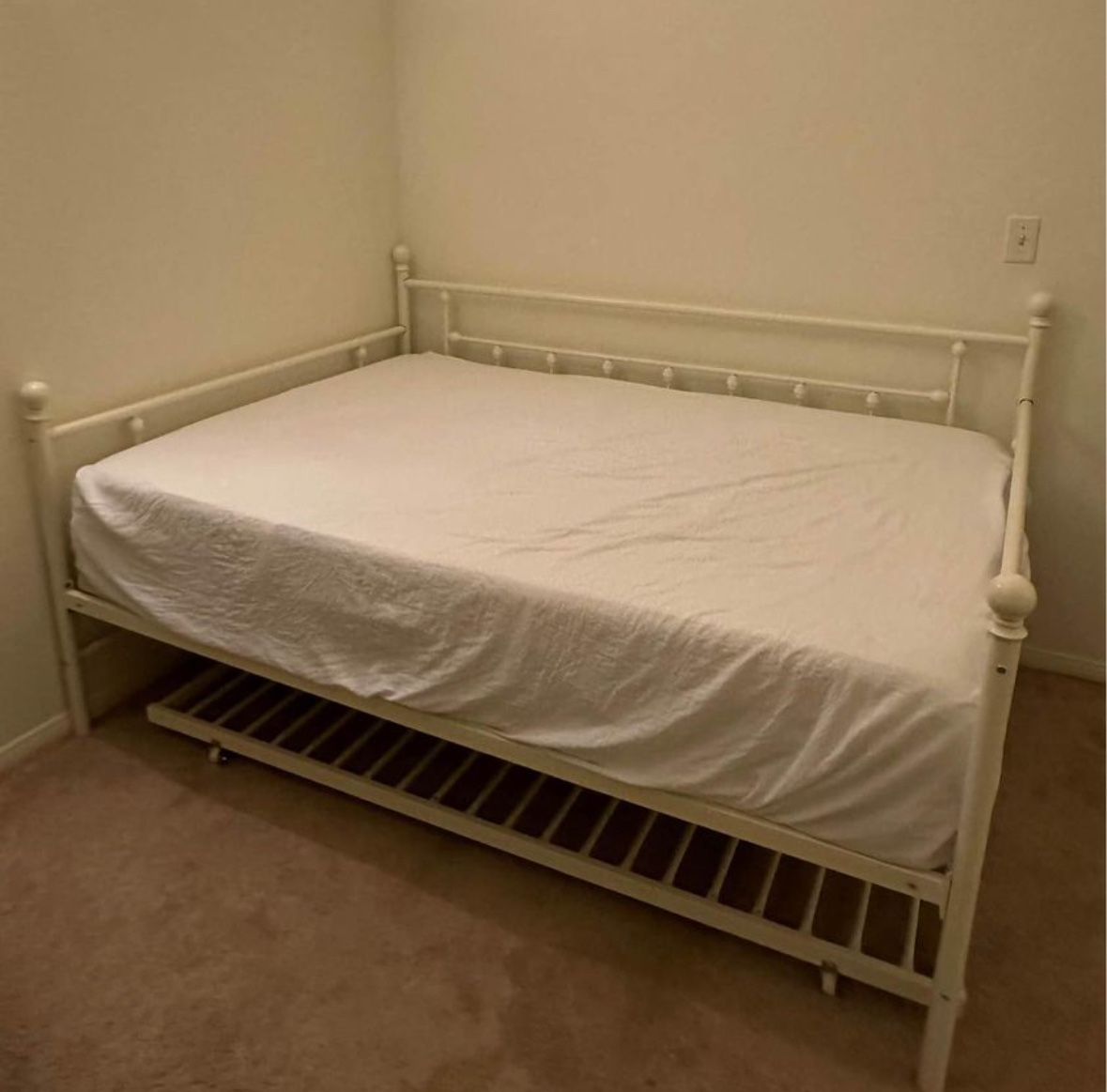 White daybed + Full Mattress + Twin Trundle