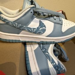 Sneakers Available Sizes 2.5y, 4y,7y, And 6w/4.5y👟