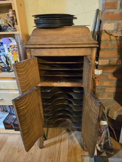 VTG  Victor Victrola Talking Machine & 27 Records