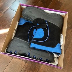 BNIB kids Tote snow boots size 6 big kids.