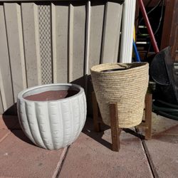 2 Plant Pots
