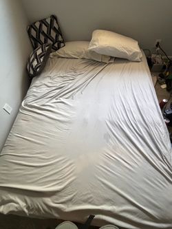 Selling queen mat with pillows