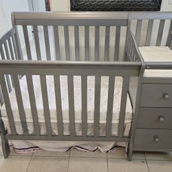 Convertible Baby Crib with Attached Changing Table & Drawers – Excellent Condition
