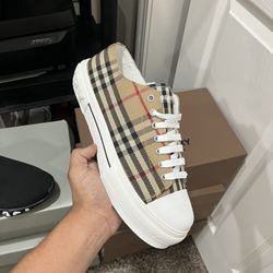 Size 11 Burberry For Men 