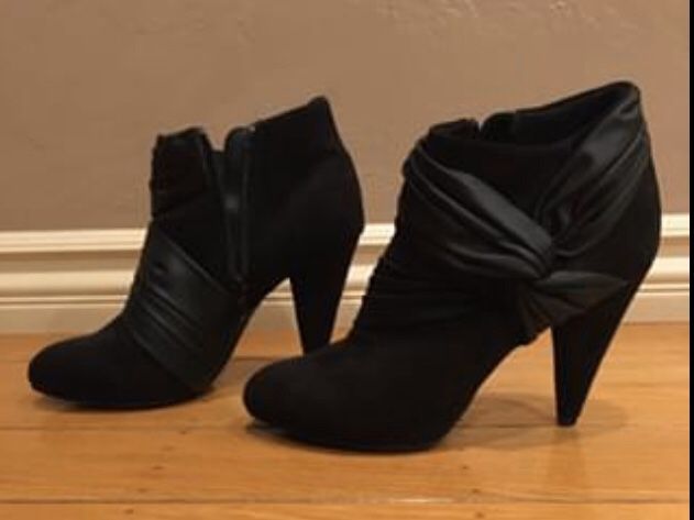 Fioni Ankle Heel Boots Faux Leather Twist Wrap Design - Size 8