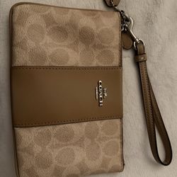 Coach Large Wristlet… ✨💕