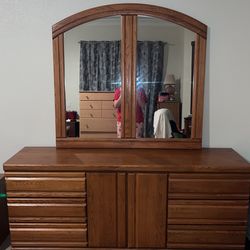 Dresser With Detachable Mirror Set