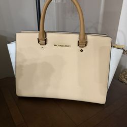 Beautiful Michael KORS Purse 