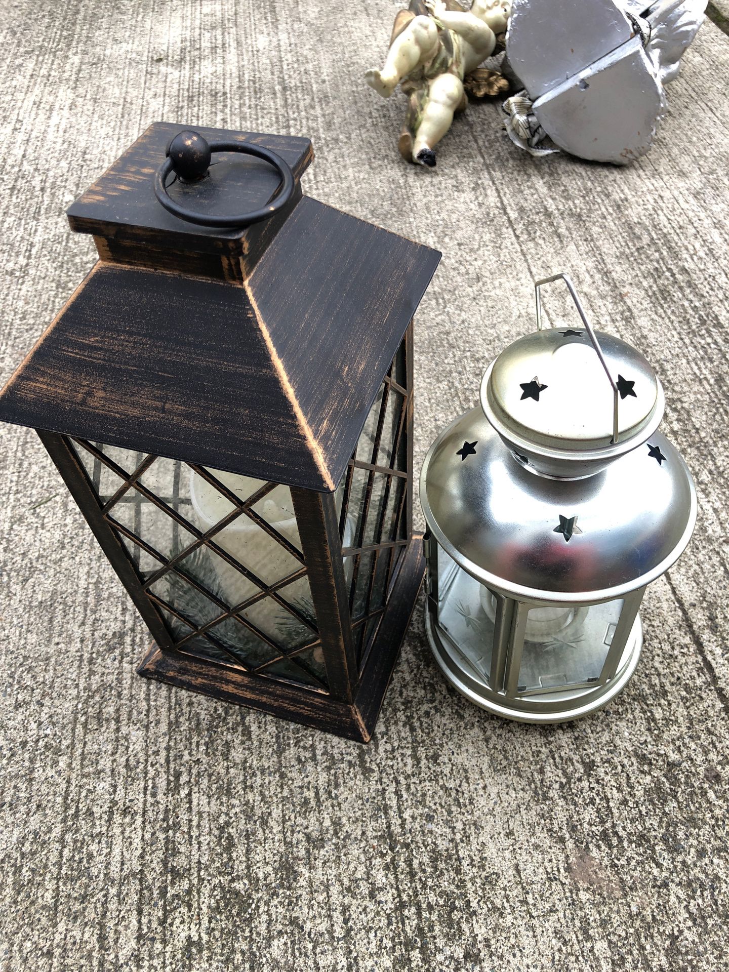 2 batteries operated lanterns perfect for in-outdoors