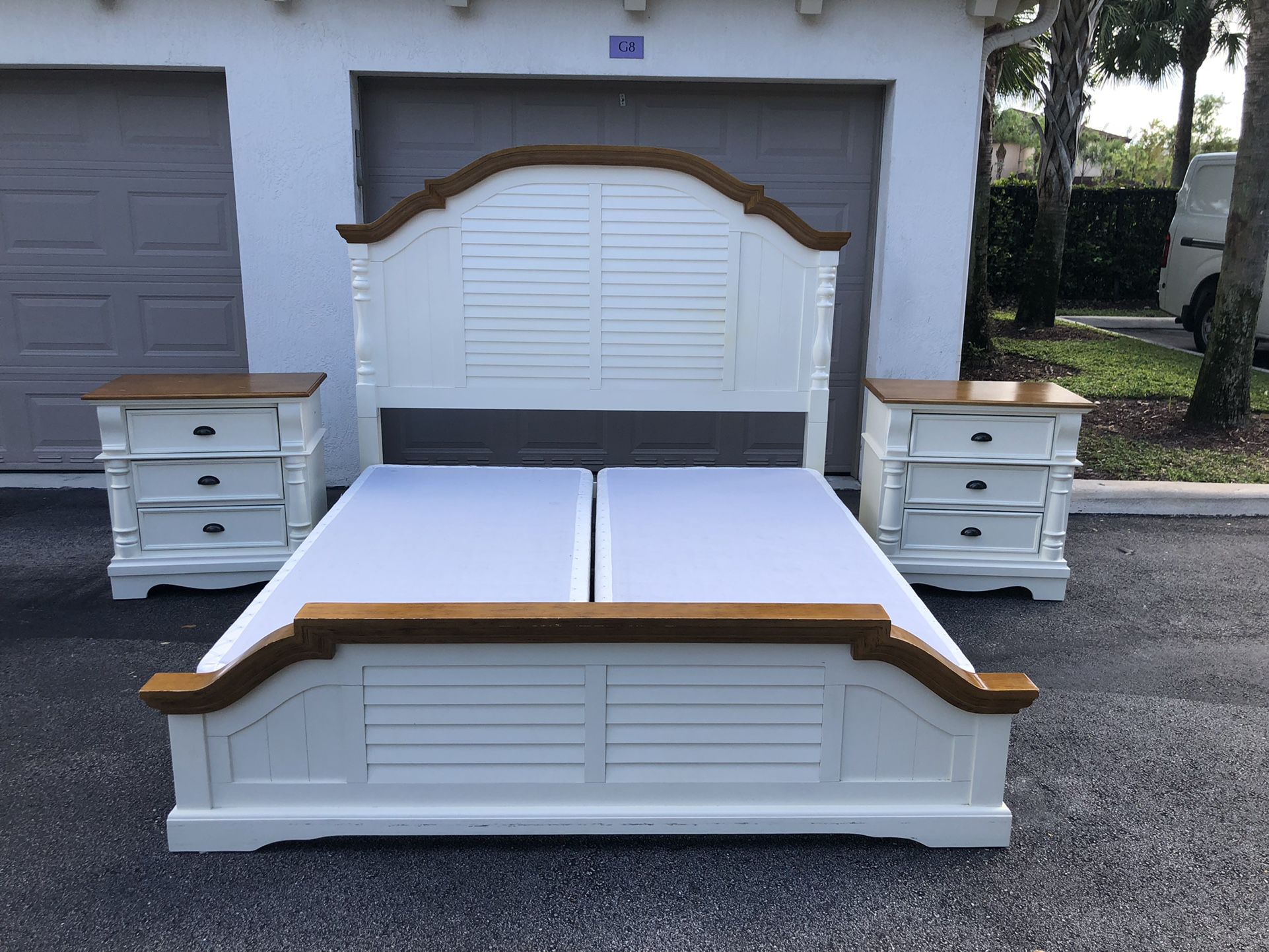 SET BEAUTIFUL KING W BOX & TWO NIGHTSTAND - COASTER FINE FURNITURE - SOLID WOOD - EXCELLENT CONDITION - Delivery Available