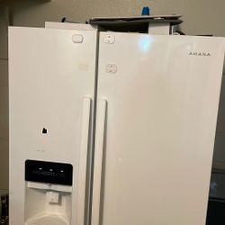 Refrigerator AMANA in great condition in Tarzana