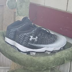 Size 8.5 Men's Under Armour Football Cleats 