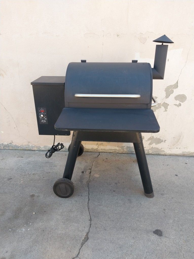 TRAEGER SMOKER