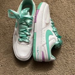Women’s Nike size 9