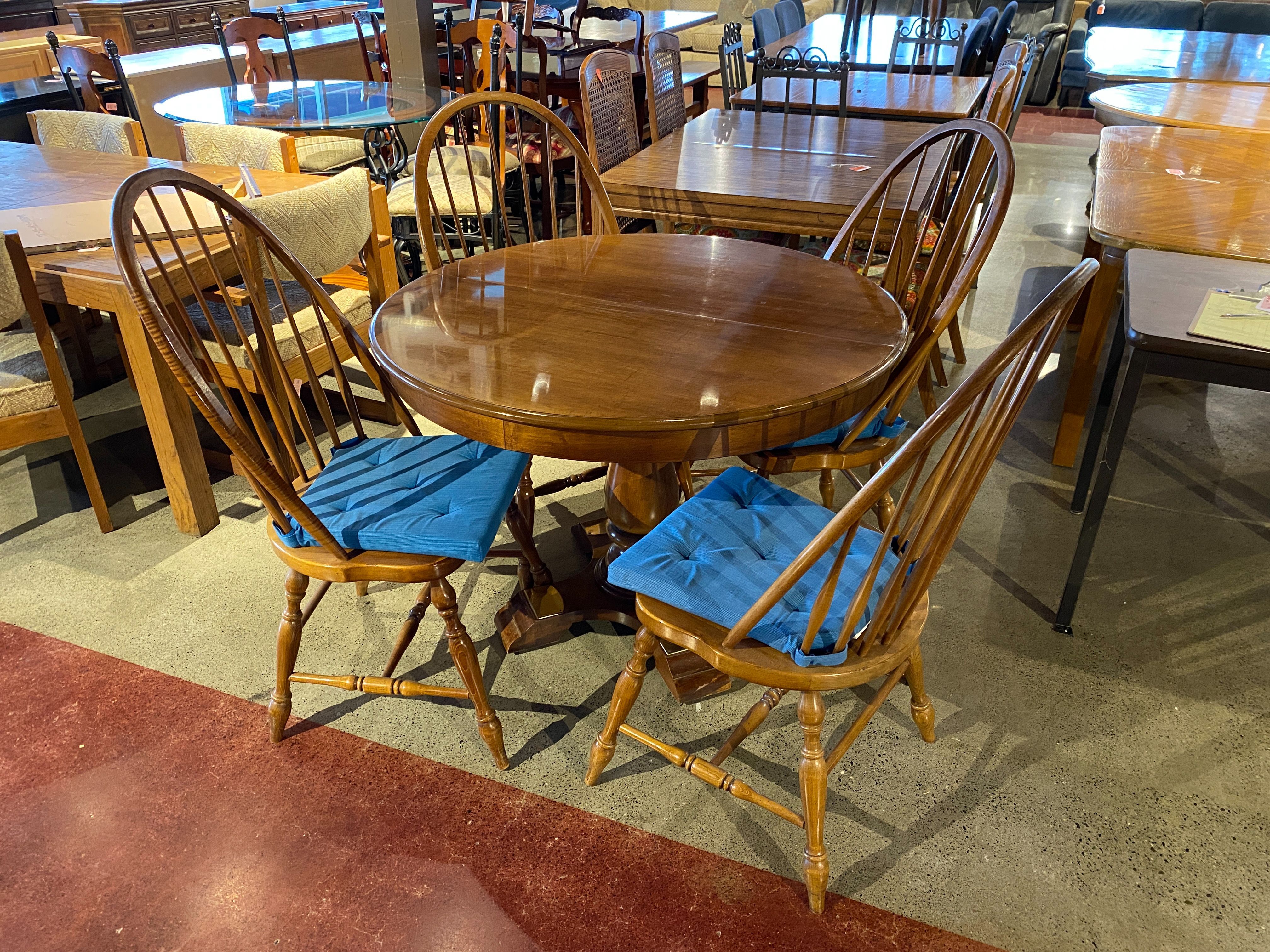 THOMASVILLE Round Extendable Table with Four Chairs
