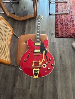 ES 355 style Gibson guitar