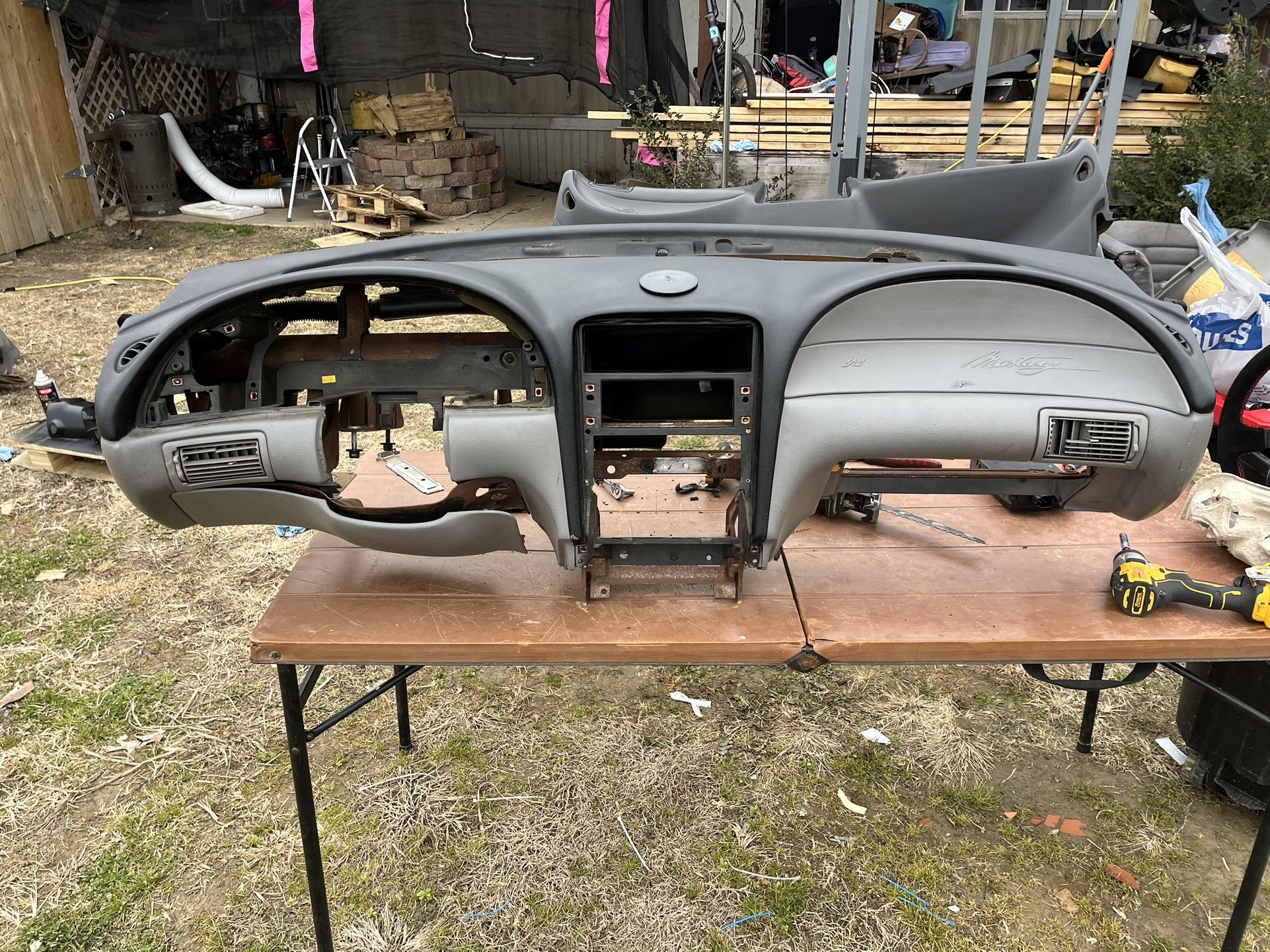 Mustang 1998 Dashboard, full set of seats and some back trims