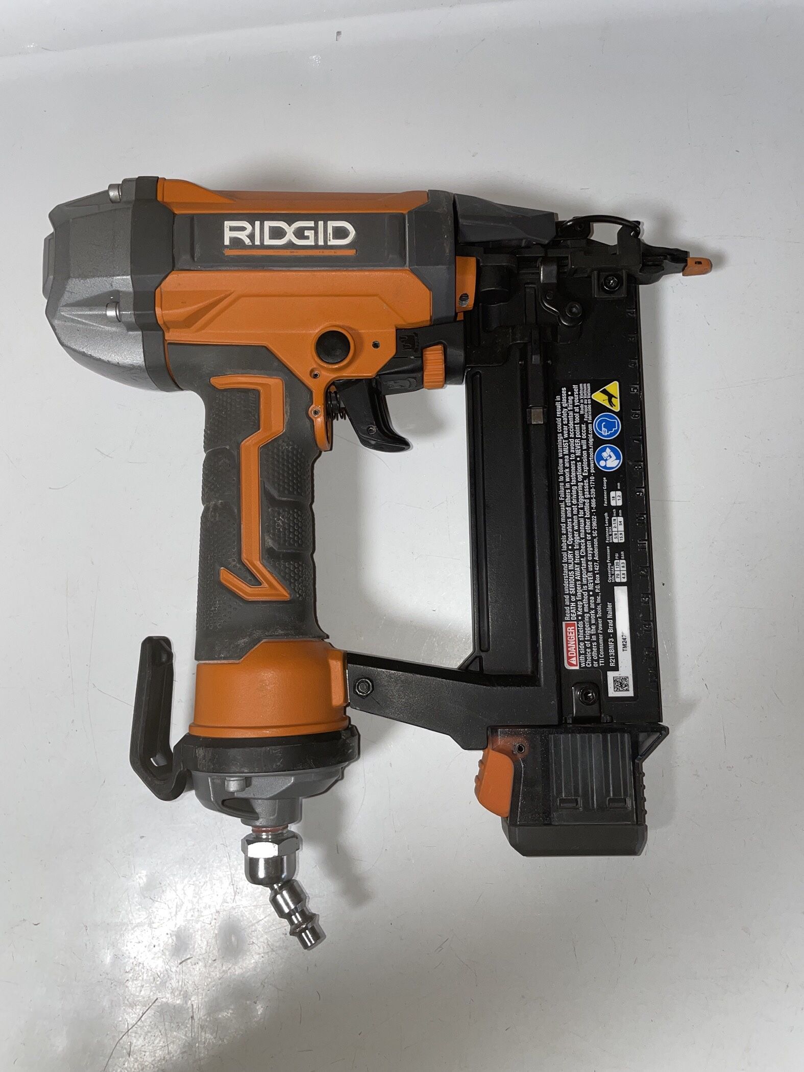 Ridgid R213BNF3 pneumatic brad nailer