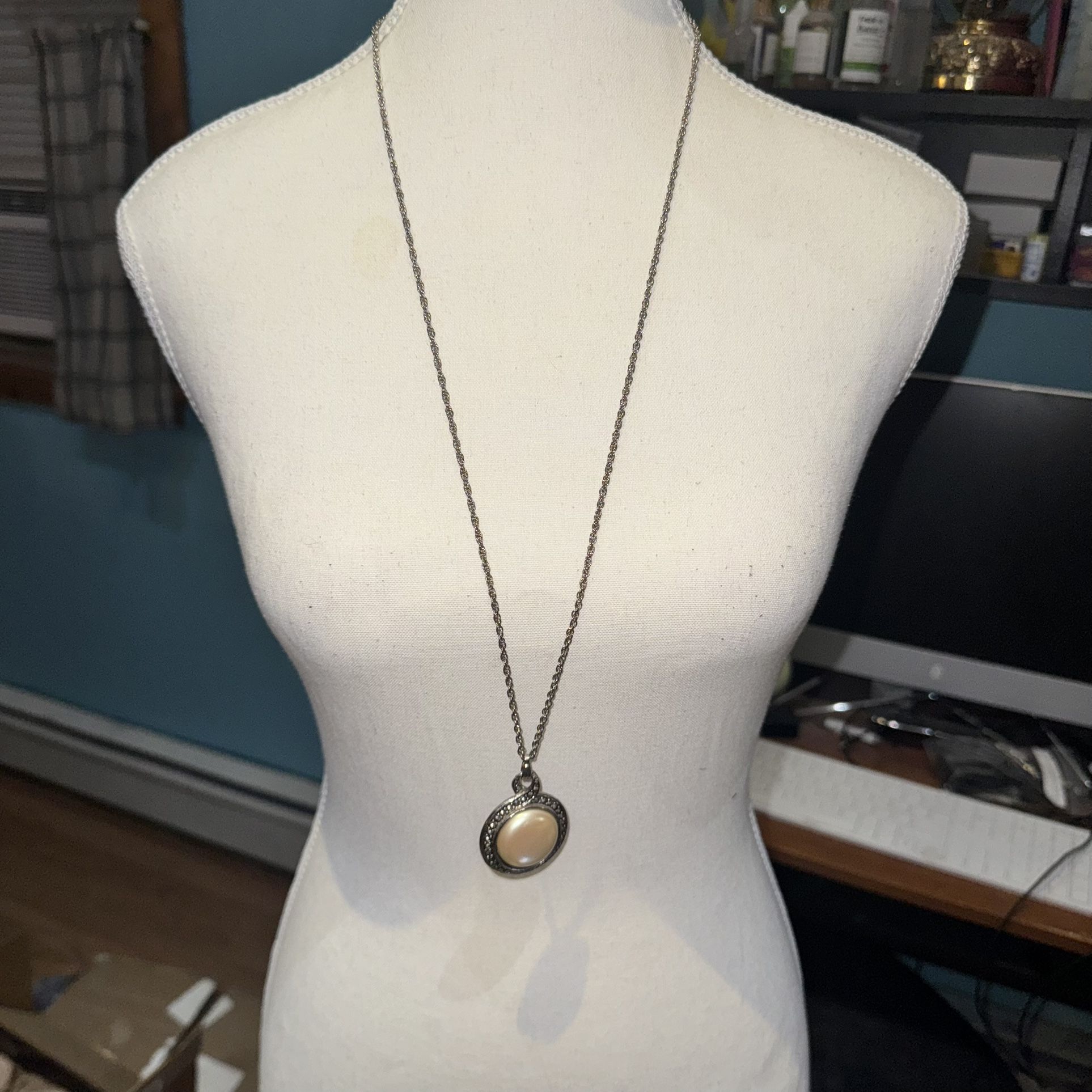 Avon Vintage Heirloom Necklace 