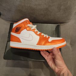 Jordan 1 Mid Metallic Orange