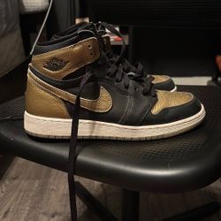 Jordan 1 Retro High OG Black Metallic Gold Size 7y 