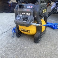 DeWalt Cordless Compressor 135 PSI 2.5 gal 