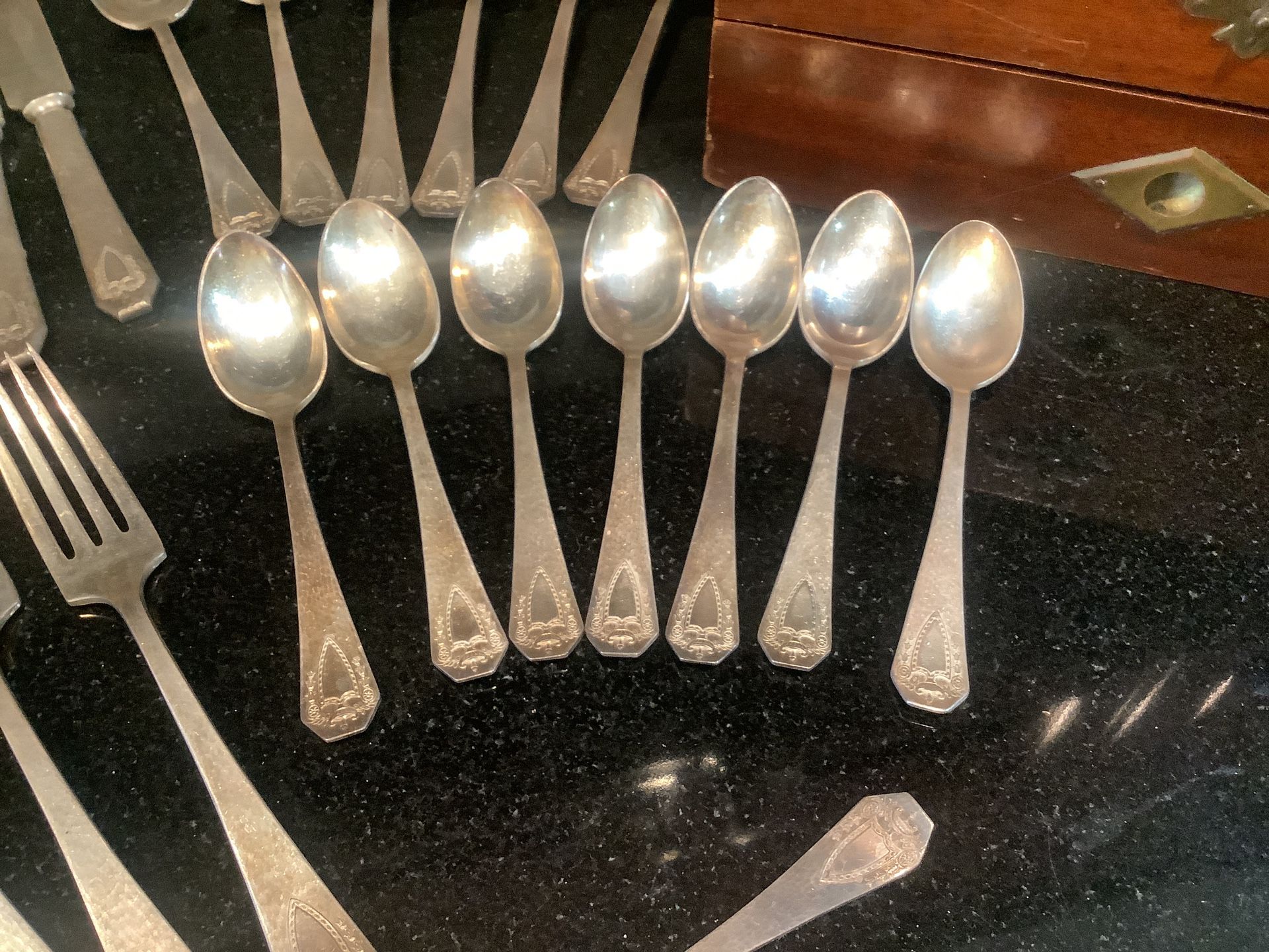 1847 Rogers Bros Heraldic Triple Silverplate Set, 26 PIECES, Wood