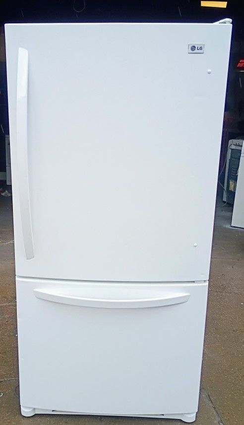 Very clean! White LG freezer-On-Bottom Refrigerator!