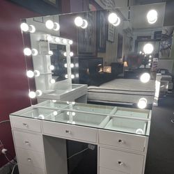💎Glam Offer 💎White Vanity w/Lights and Drawers 💵 Financing Available 📱Apply From Your Phone 