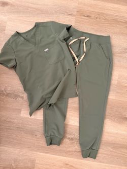 FIGS womens moss scrubs set