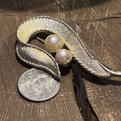Pin Brooch Womens Sarah Coventry Canada Gold Tone w Faux Pearl Vintage 3"