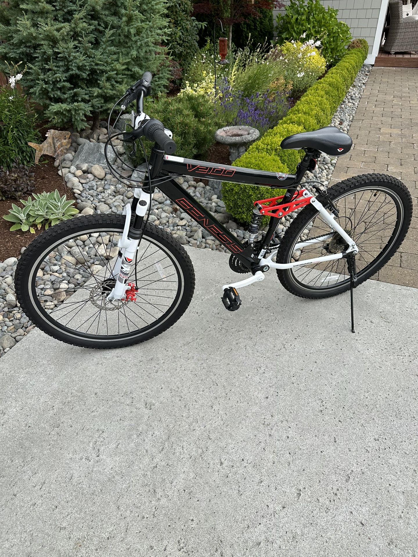 Genesis V2100 Mountain Bike