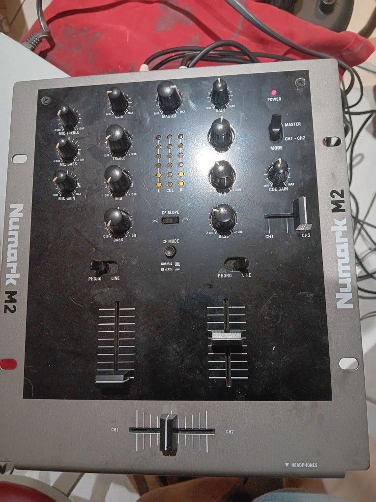 NUMARK M2. MIXER. PERFECT CONDITION.....PRETTY GOOD
