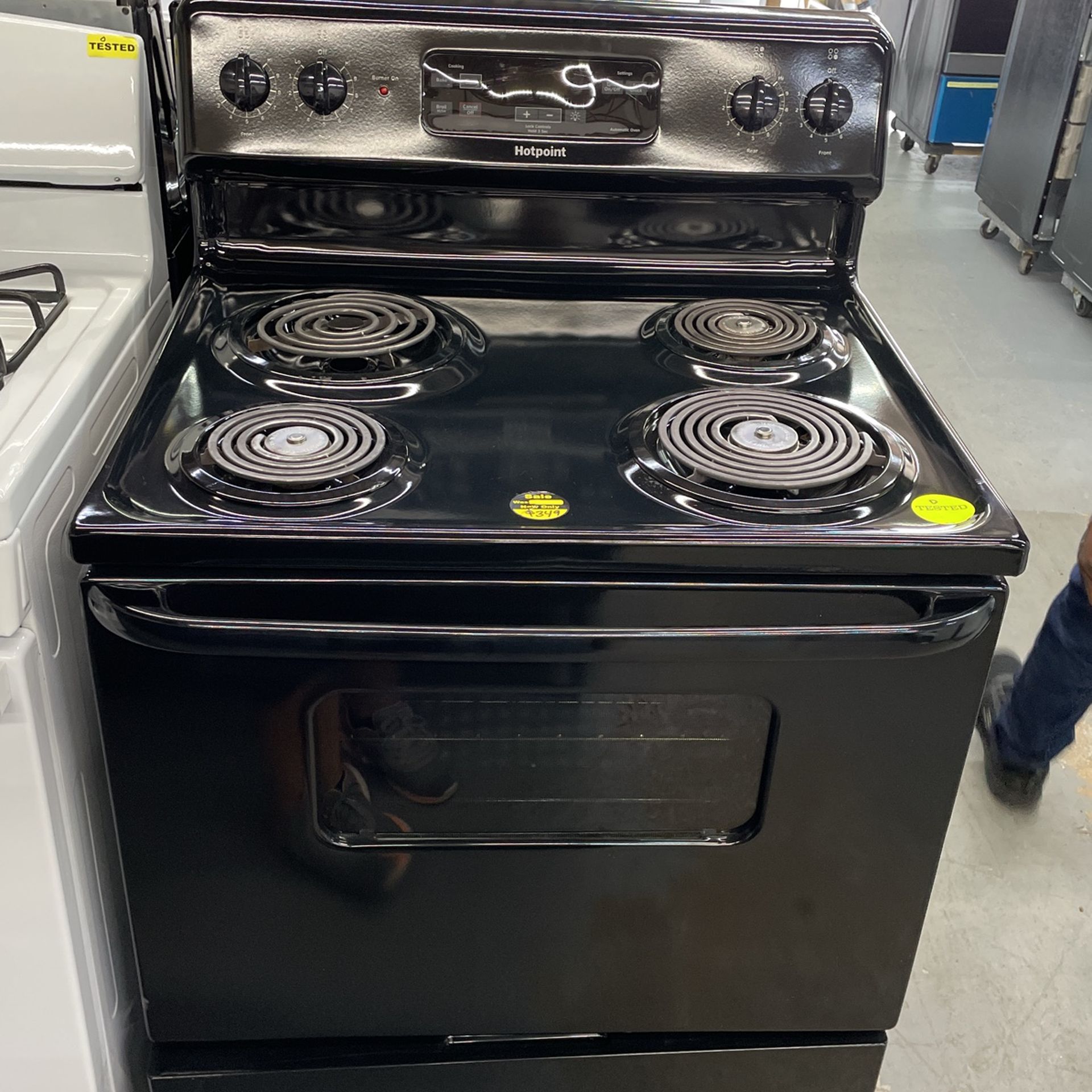 Hotpoint Electric Stove 4 Coils In Color Black