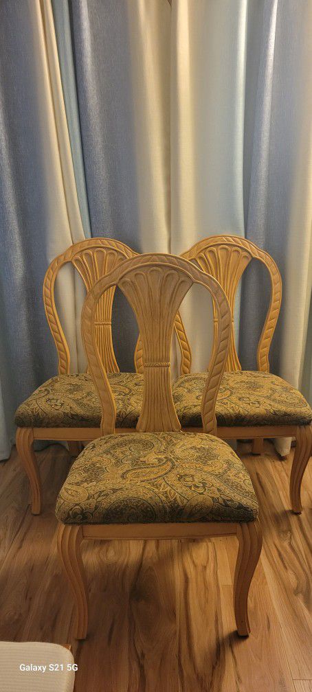 Set Of 4 Chairs $20 Each, wooden in good condition