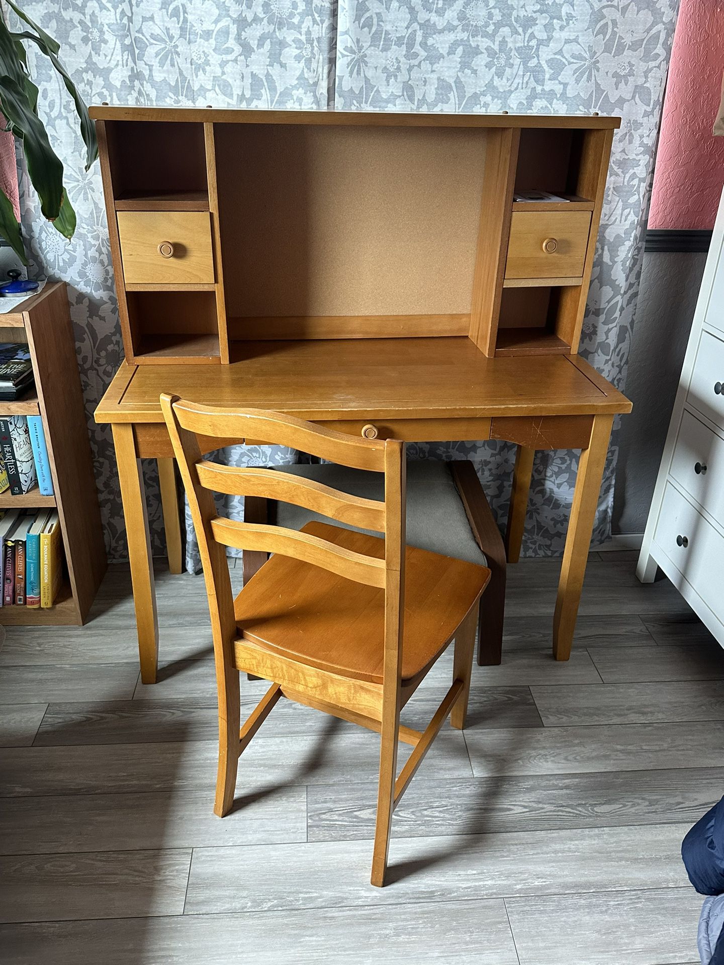 desk with cork backboard & chair