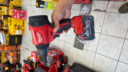 Milwaukee M18 Brushless Cordless blower with battery