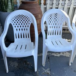 Cuatro Sillas De Plástico Como Nuevas