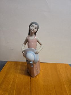 Lladro Static Girl With Straw Hat 5008 W/box
